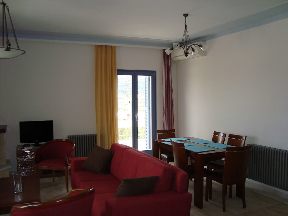 Thealia Apartment Karefiliana Exterior photo