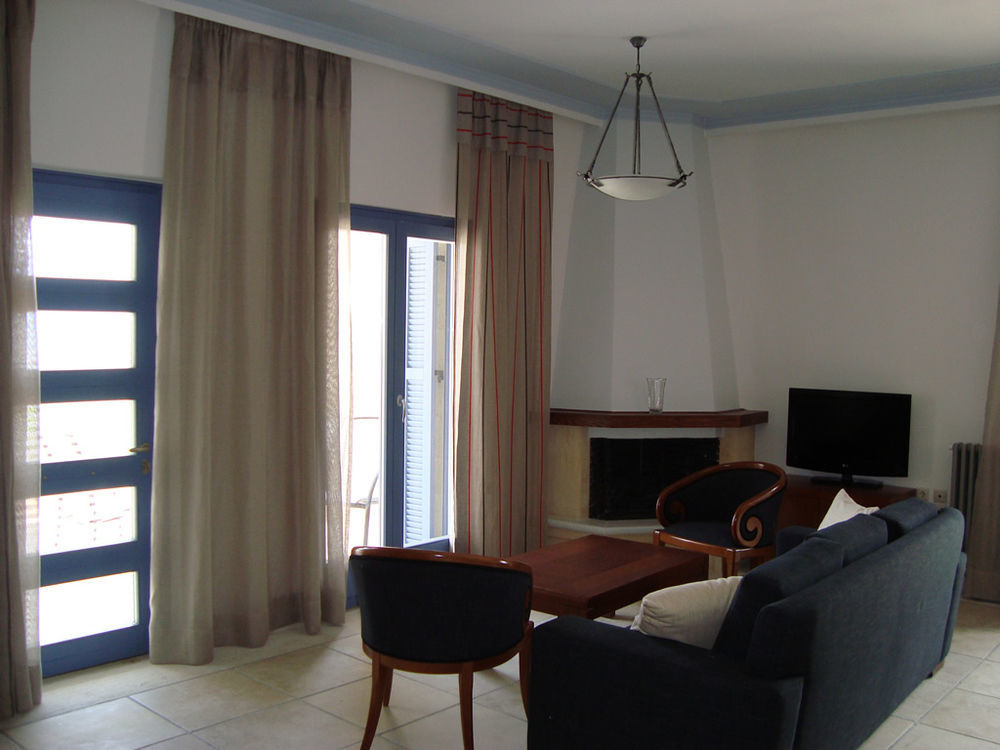 Thealia Apartment Karefiliana Exterior photo